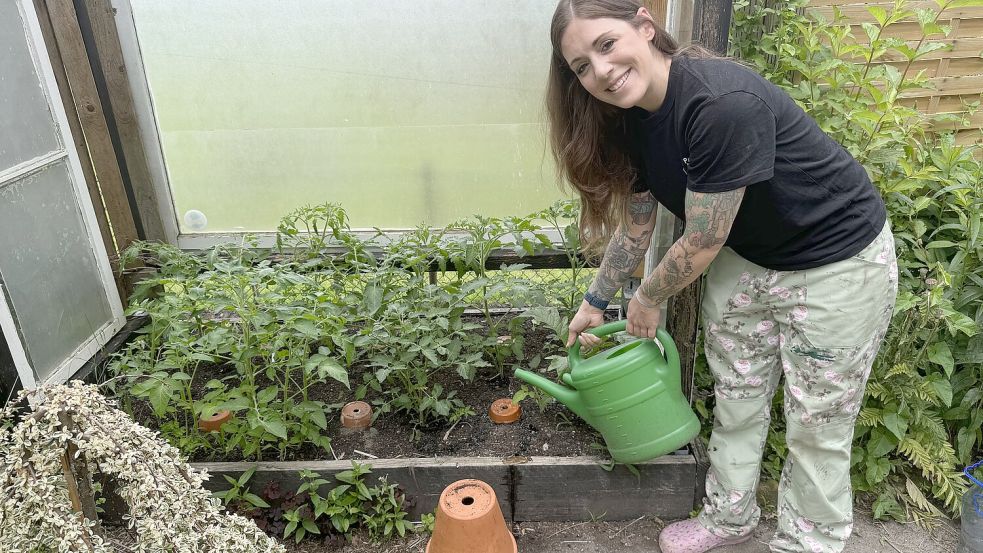 Garten-Expertin Cini zeigt, wie das selbstgebaute Bewässerungssystem mit Ollas funktioniert. Foto: Ankea Janßen