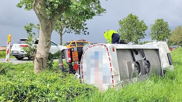 Ein Tanklaster mit Mineralöl ist auf der B210 zwischen Suurhusen und Loppersum in einen Graben gekippt. Foto: Wagenaar