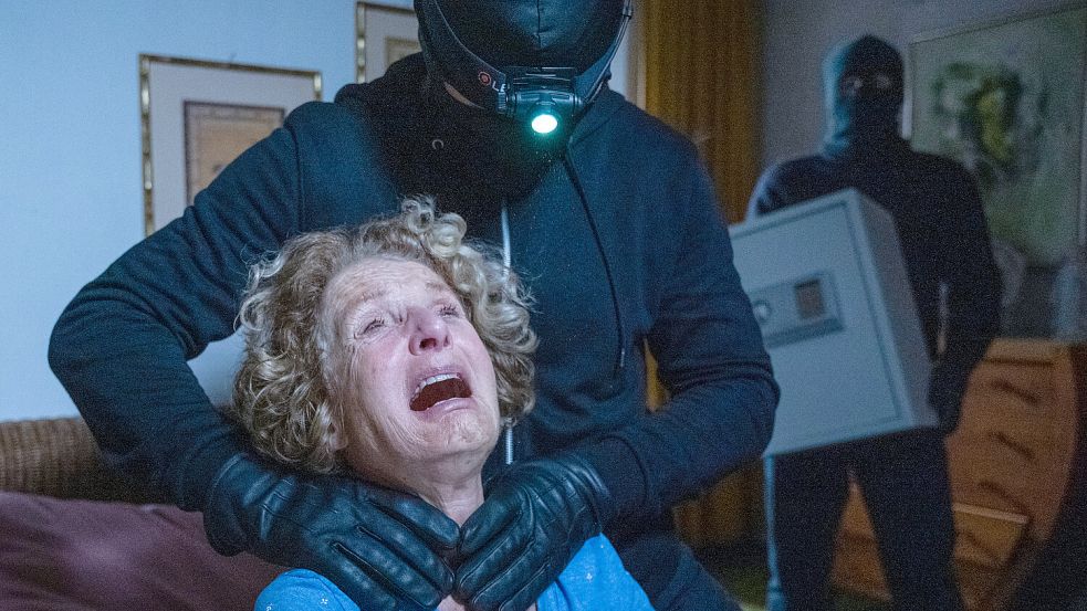Aktenzeichen XY: Heute gibt Kathrin Ackermann, Tatort-Star und Mutter von Maria Furtwängler, ein Gastspiel in der Fahndungssendung. Foto: ZDF/Saskia Pavek