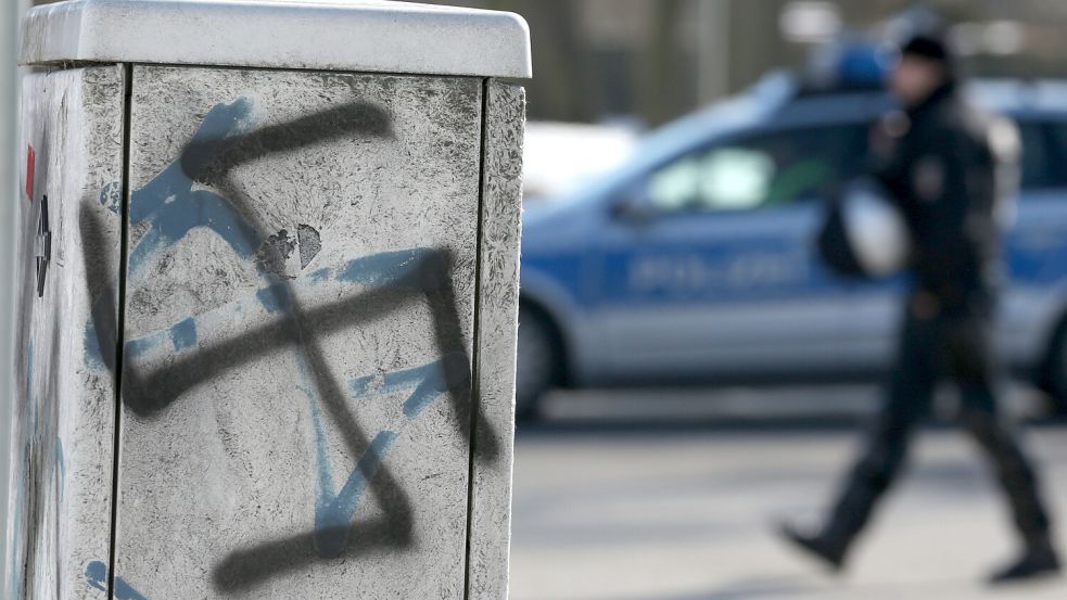 Hakenkreuz-Schmierereien auf einem Stromkasten. In der Krummhörn haben Unbekannte Hakenkreuze auf einen Kinderspielplatz geschmiert. Symbolfoto: Wüstneck/dpa