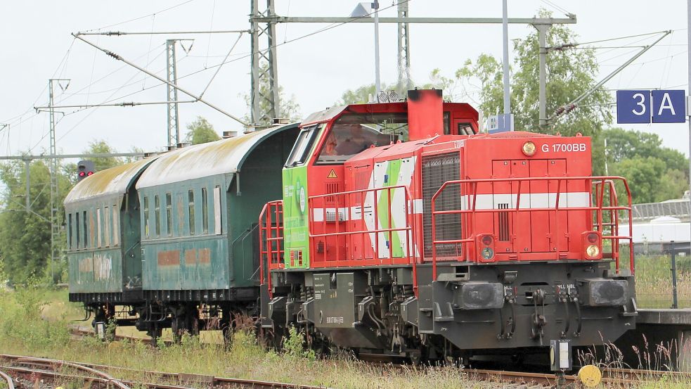 Mit einer Diesellok wurden die beiden fast 100 Jahre alten Waggons nach Norden gebracht. Foto: Rebecca Kresse