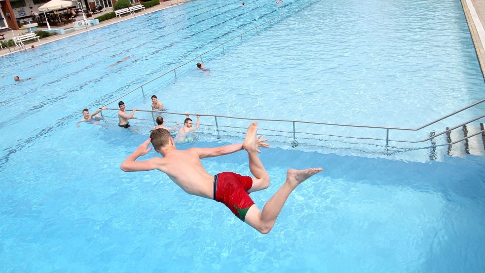 Unbeschwert ins kühle Nass springen, das geht momentan nur für diejenigen, die abgehärtet sind. Das Wetter ist alles andere als sommerlich. Foto: Archiv/F. Doden