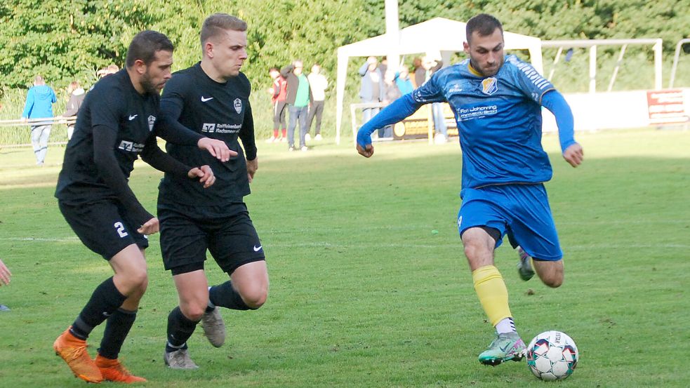 Nick Heckel (am Ball) traf drei Mal für Steenfelde. Am Ende setzte sich aber die SG Westoverledingen durch.