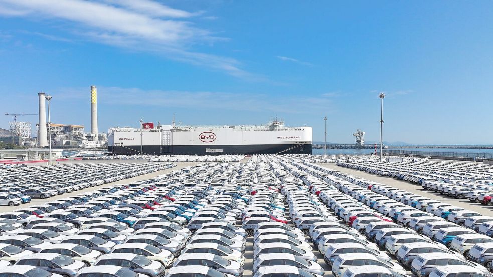 E-Autos des Hersteller BYD warten in Shenzhen auf den Transport nach Deutschland. BYD gehört zu den mit EU-Strafzöllen belegten chinesischen Autobauern. Foto: IMAGO IMAGES / Xinhua
