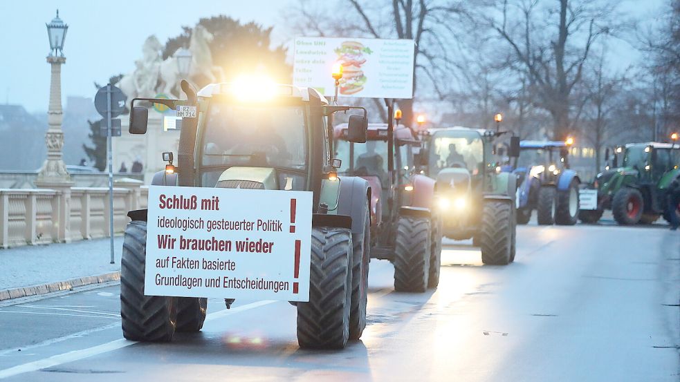 Das Wort ideologisch prägt den Debattenraum. Ein Beispiel: Bauern protestieren mit einem Traktorenkorso vor dem Schweriner Schloss und benutzen auf ihrem Transparent das Wort ideologisch. Foto: dpa/picture-alliance