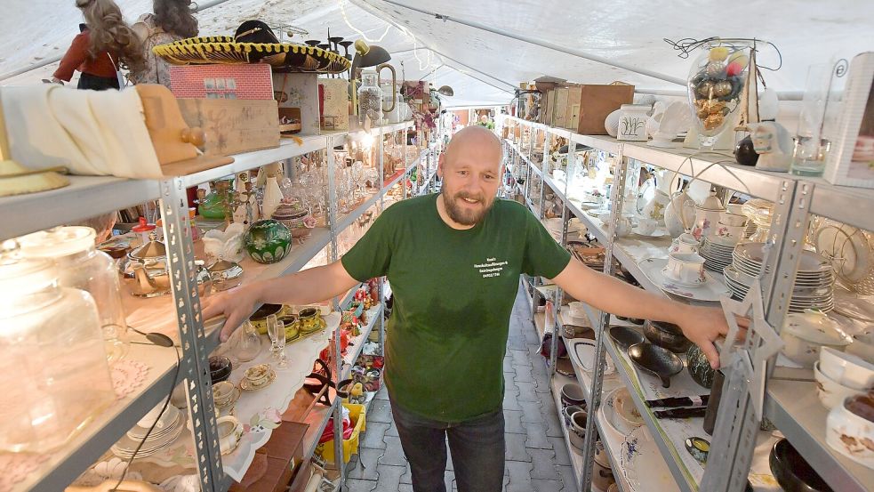 Tim Koskowski ist moderner Schatzjäger: Was er beim Entrümpeln entdeckt und für erhaltenswert befindet, nimmt er mit in die Flohmarkthalle seiner Familie nach Schwittersum. Foto: Ortgies
