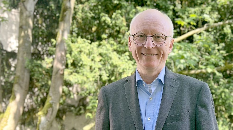 Dr. Jörgen Welp von der Oldenburgischen Landschaft kennt sich mit der Wappenkunde, der Heraldik, aus. Foto: Regine Schulze, Oldenburgische Landschaft