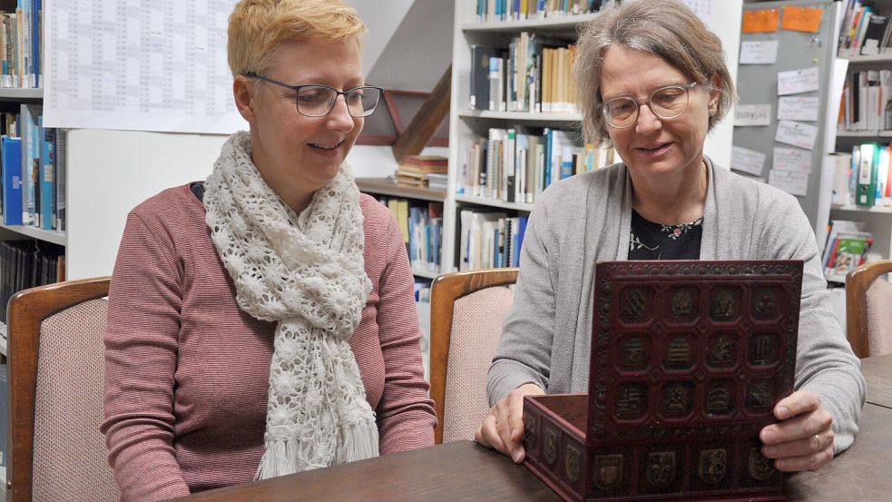 Der Blick ins Innere der Schachtel: Dr. Heike Ritter-Eden geht davon aus, dass das Material mit Knochenleim verklebt wurde. Sie und Dr. Julia Kaffarnik datieren die Schatulle auf die erste Hälfte des 20. Jahrhunderts. Foto: Ullrich