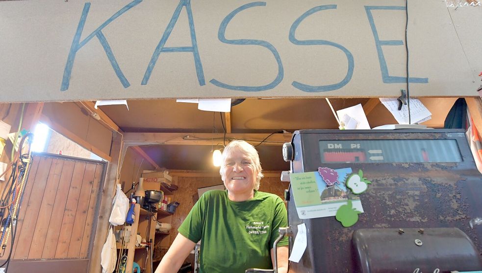 Angela Koskowski macht die Preise in der Flohmarkthalle der "Kossis" in Schwittersum. Sie hätte die Schatulle hier für fünf Euro verkauft. Foto: Ortgies