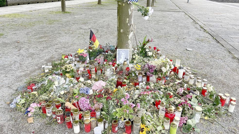 Am Tatort im Kurpark: Bürger haben Blumen, Kerzen und Briefe niedergelegt. Foto: Karolina Meyer-Schilf