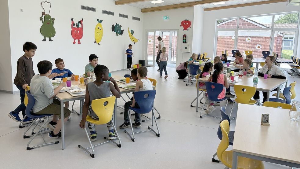 In der Mensa Im Spiet bleiben noch viele Plätze ungenutzt. Das Problem: Es gibt nicht genügend Personal, um den Ganztag für alle Kinder zu bestreiten. Und nur diese Kinder dürfen zurzeit in der Mesa essen. Foto: Rebecca Kresse