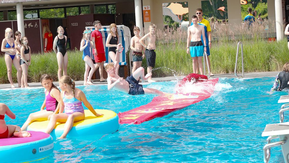 Bei sommerlichen Temperaturen lockt das kühle Nass im Auricher De Baalje. Doch die Polizei mahnt: Auch Langfinger sind unterwegs. Foto: Romuald Banik