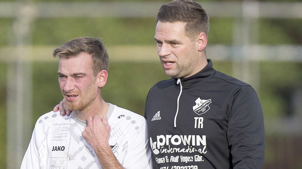 Frisia-Trainer Sven Voorwold (rechts) verlor mit seinem Team das erste Relegationsspiel und muss Mittwoch mit mindestens zwei Toren Unterschied gewinnen. Archivfoto: Doden/Emden