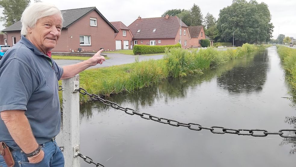 Auch die Tonne von Siegfried Rütten landete in der Wieke an der Schifferstraße in Ostrhauderfehn. Nachbarn hatten sie für den Rentner wieder aus dem Wasser geholt. Fotos: Scherzer