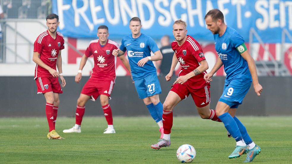 Vor einem Jahr bestritt Kickers Emden in der Meppener Hänsch-Arena ein Oberliga-Pflichtspiel, verlor es allerdings mit 2:3 gegen die Reserve des SVM (blaue Trikots). An diesem Samstag misst sich Kickers dort mit der ersten Mannschaft der Meppener sowie dem Zweitligisten Schalke 04. Foto: Doden, Emden