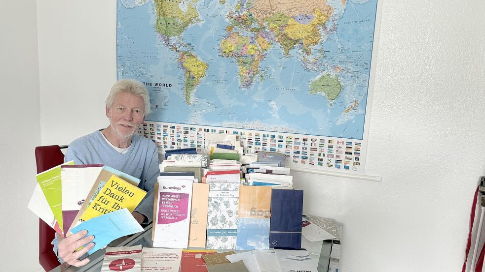 Über 3000 Spuckbeutel von 970 Fluggesellschaften bewahrt Rainer Schwartz in seinem Reihenhaus in Hamburg-Blankenese auf. Foto: Ankea Janßen