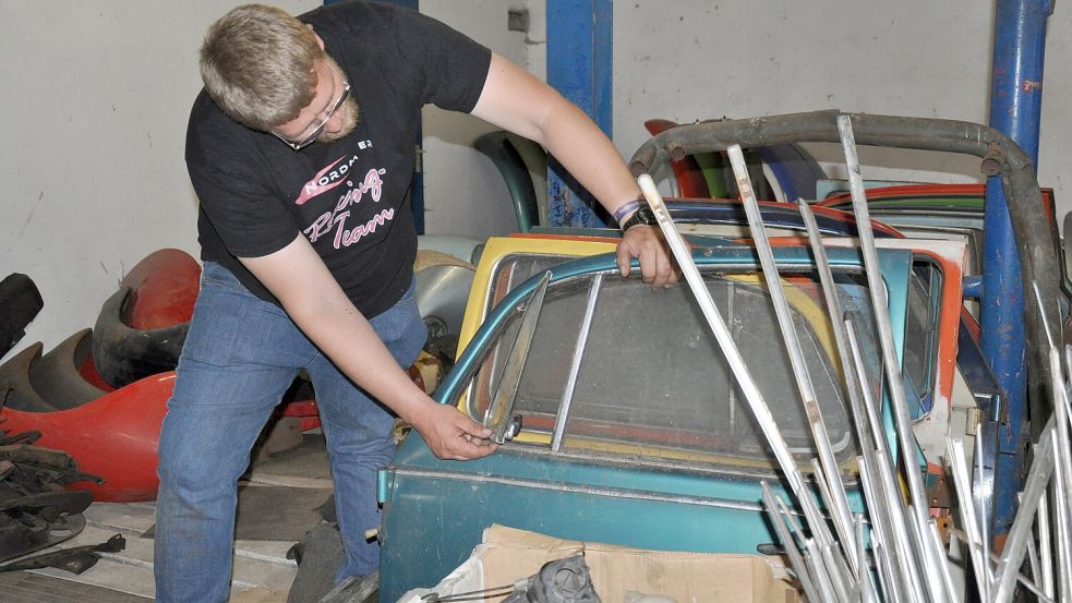 Derzeit wirft Max Cornelius auch einen kritischen Blick auf seine Teilesammlung. Einiges muss er nun gezwungenermaßen zu Geld machen. Foto: Ullrich