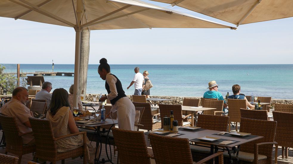 Authentische Gasthäuser erkennt man oft daran, dass die Speisekarte nicht in allen Touristensprachen ausliegt, sondern nur auf Spanisch und Mallorquinisch. Foto: dpa/Clara Margais