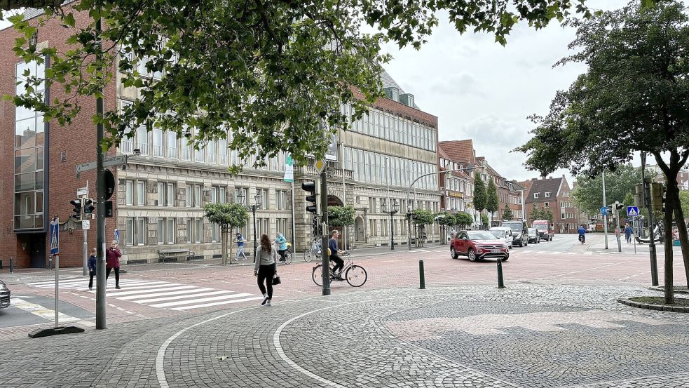 Zwei Zebras statt Ampeln: Hier läuft noch vieles trotz massiver Beschilderung per Augenkontakt. Foto: Schuurman