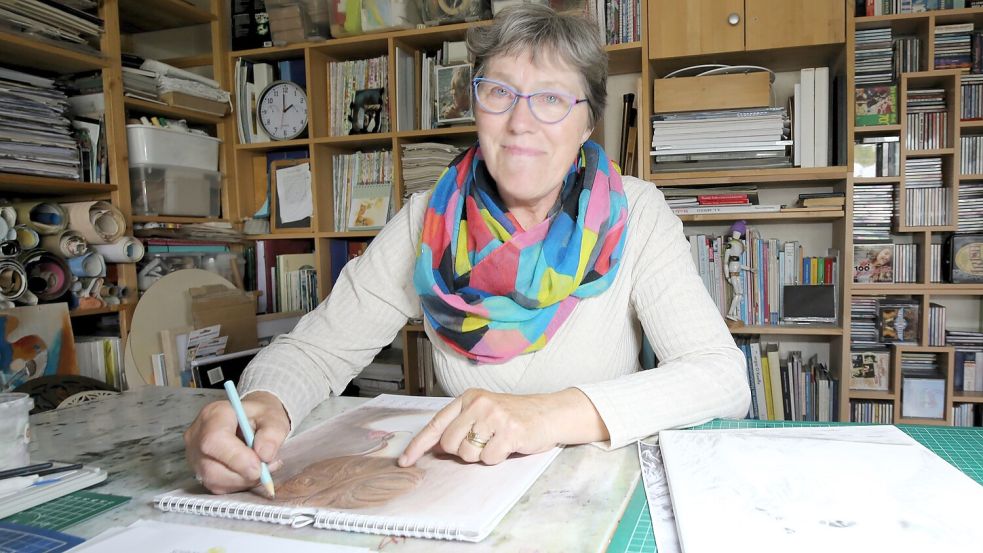 Anne Fricke-Tiesfeld zeichnet und malt schon, solange sie denken kann. Die Kunst hat ihr das Ankommen in der Blumenstadt leicht gemacht. Foto: Böning