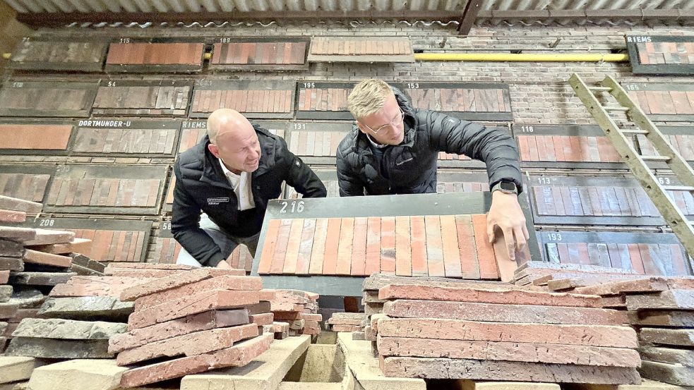 Kristoff Kromminga (rechts) und Torsten Gilbers im Lager. Beim Wittmunder Klinker ist kein Stein wie der andere. Darum wird jeder Backstein per Hand sortiert. Foto: Ortgies