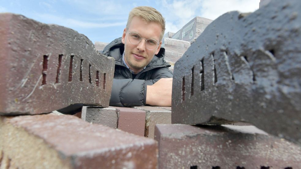 Ziegelei-Geschäftsführer Kristof Kromminga mit den Schmuckstücken der Ziegelei. Diese „krummen Dinger“ gehören zu den gefragtesten Steinen, die den Brennofen verlassen. Ihnen sieht man direkt an, dass sie nicht aus maschineller Produktion stammen. Foto: Ortgies