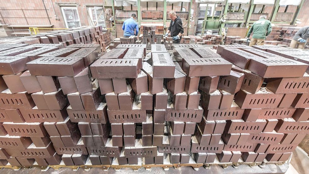 Diese Klinker haben gerade erst den Brennofen verlassen und kühlen ab. Danach werden sie per Hand sortiert. Hier wird deutlich, wie groß die Farbunterschiede sind: In der Mitte ist der Stein dunkler, außen roter. Foto: Ortgies