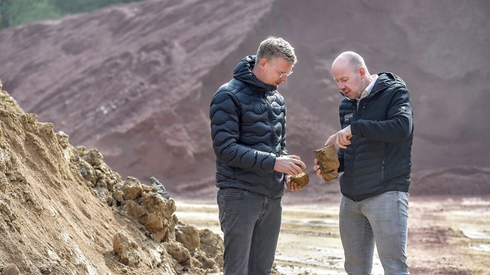 Der Wittmunder Klinker wird aus Ostfrieslands Rohstoffen gebrannt. Haufenweise liegt der Lehm am Werk herum, von wo aus er weiterverarbeitet wird. Foto: Ortgies