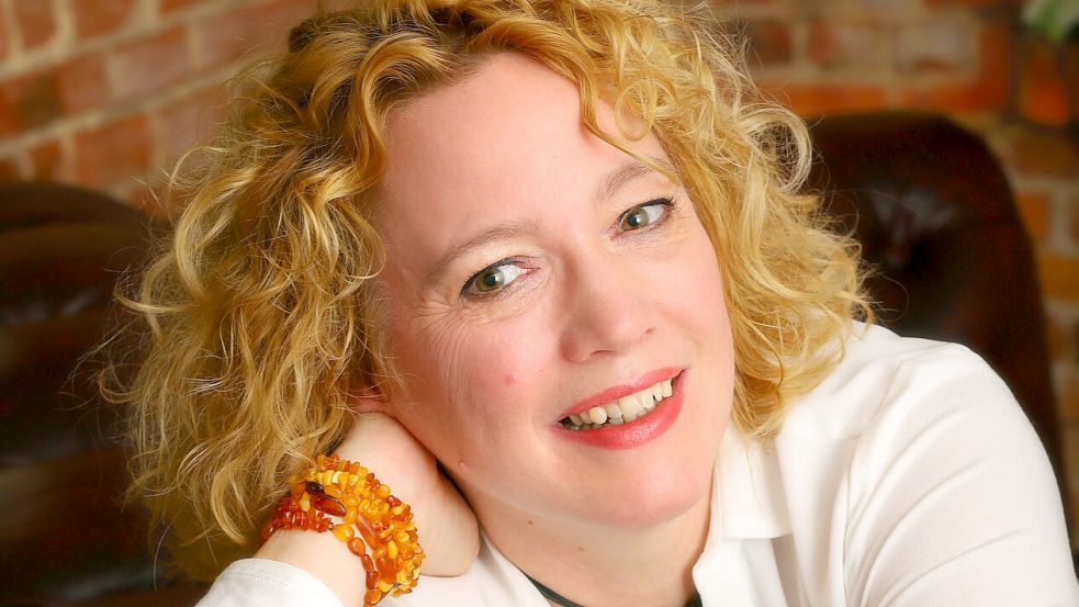 Maike Salhofen stellt in Ostfriesland ihren Roman „Bruder Enno und die Hand des Störtebeker“ vor. Foto: privat