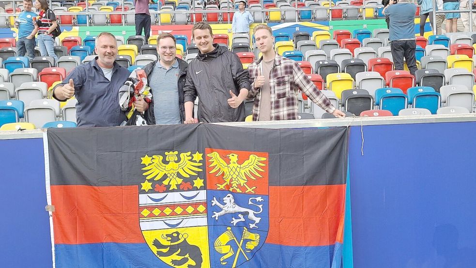 Kai Schoolmann traf auf seiner EM-Reise auch Fans aus Moordorf (von links): Steffen Neunaber, Steffen Keller und Pascal Helmke.