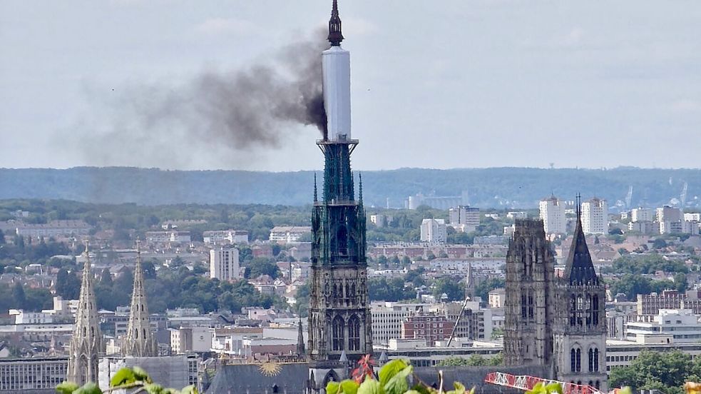 Rauchsäule aus der Turmspitze: In der Kathedrale von Rouen ist ein Brand ausgebrochen. Foto: AFP/PATRICK STREIFF