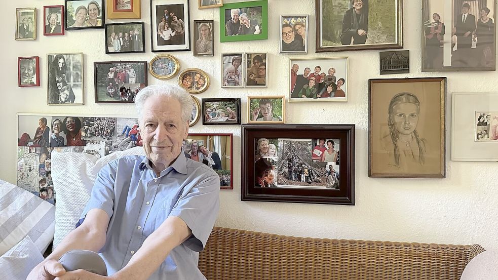 Einer seiner Lieblingsplätze in seiner Bremer Wohnung: Der frühere Bremer Bürgermeister Henning Scherf (SPD) sitzt vor einer Wand mit zahlreichen Familienfotos. Foto: Lars Laue