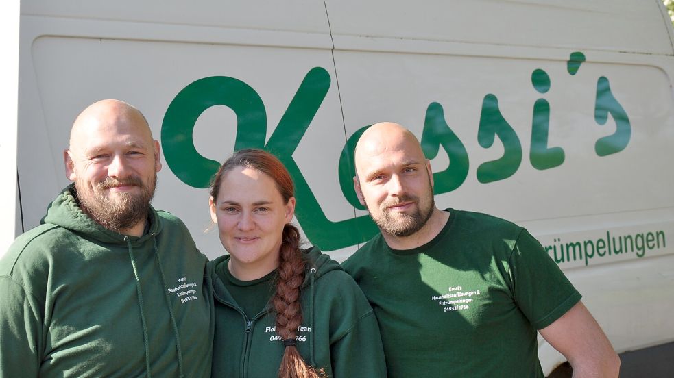 Dieses Trio fällt binnen Sekunden die Entscheidung, was auf den Müll kommt – und was einen Platz in der Flohmarkthalle verdient (von links): die Geschwister Tim und Kim Koskowski und Schwager beziehungsweise Ehemann Tim Koskowski. Foto: Ullrich