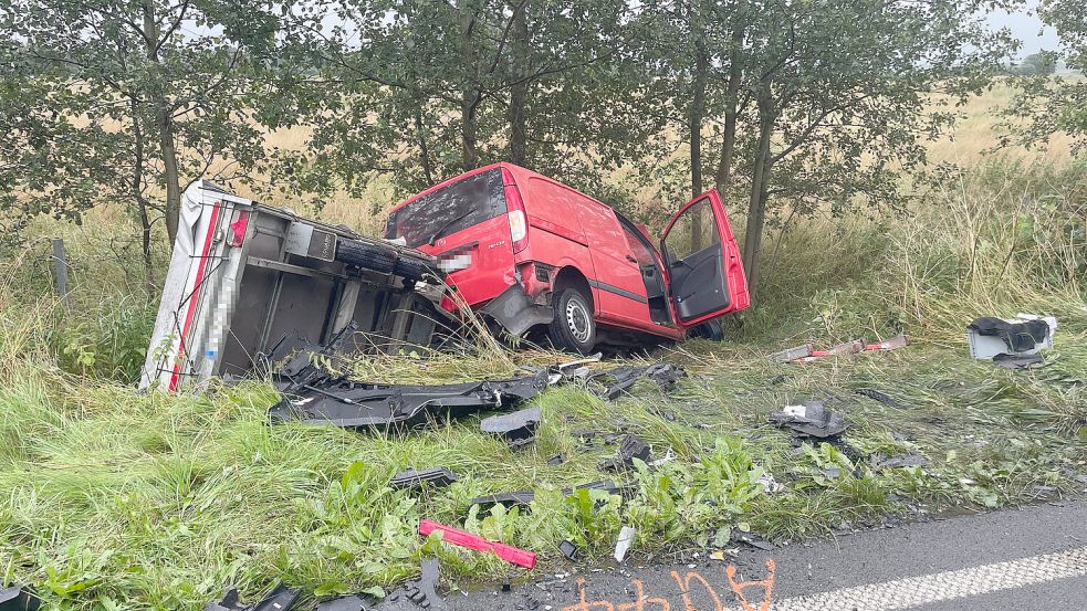 Ein Autofahrer mit Kennzeichen aus dem Kreis Steinfurt wurde lebensgefährlich verletzt. Foto: Feuerwehr