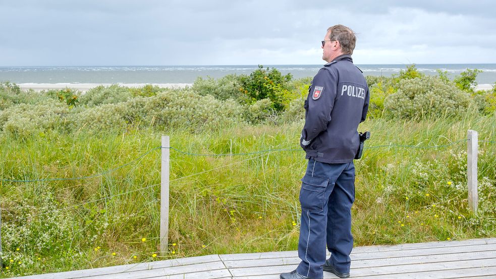 Dort arbeiten, wo andere Urlaub machen: Auch auf den Ostfriesischen Inseln ist die Polizei dauerhaft präsent. Auf dem Foto ist André Basold, Polizist auf Spiekeroog, zu sehen. Foto: André Havergo