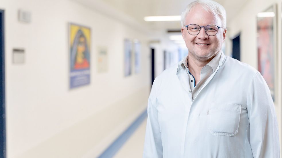 Dr. Jens Bräunlich erklärt, warum Blutspenden so wichtig sind. Foto: Klinikum Emden