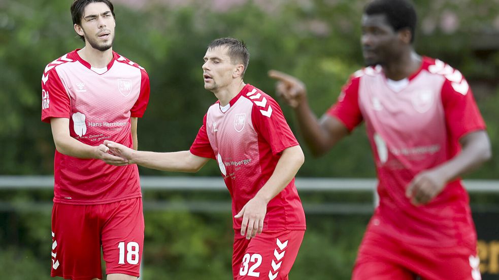 Die Wilhelmshavener Neuzugänge Piotr Gherman (links) und Valeriu Gaiu (Mitte) treffen im Finale auf ihren Ex-Verein Germania Leer. Foto: Doden, Emden