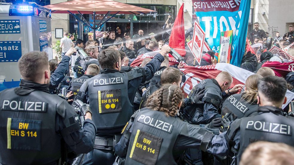 Amnesty International hat einen Bericht zur Situation der Versammlungsfreiheit in Europa veröffentlicht. Die Polizei steht in der Kritik. Foto: dpa/Christoph Schmidt