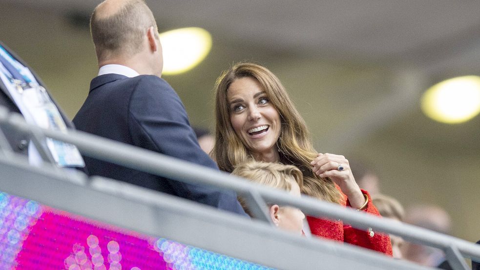 Prinzessin Kate zusammen mit Prinz William im Jahr 2021 im Fußball-Stadion. In diesem Jahr werden sie das EM-Finale womöglich nicht zusammen sehen. Foto: IMAGO/Moritz Müller