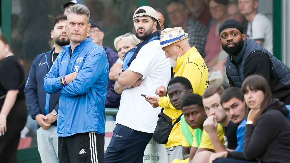 Xavier Rieger (blaue Jacke) vertrat Leer-Coach Erhan Colak.
