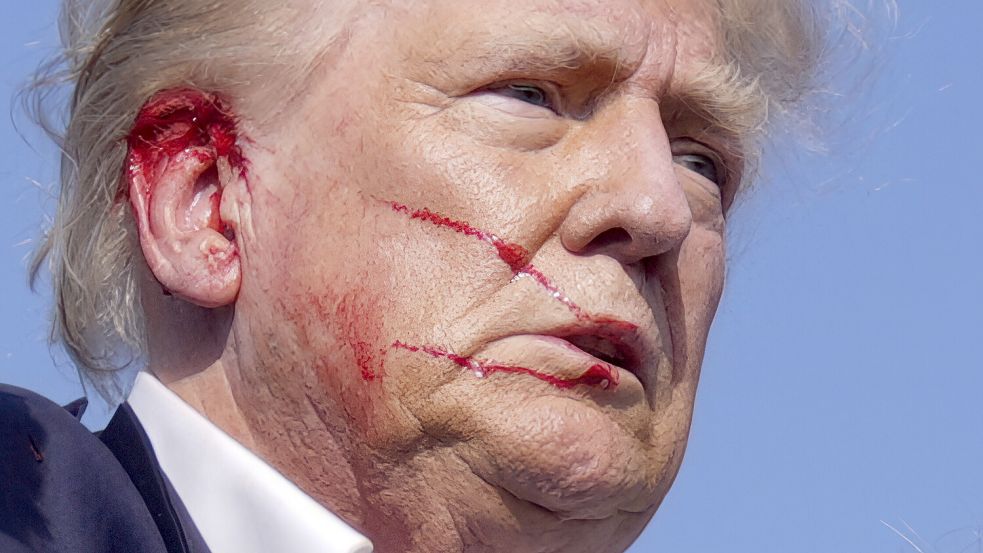 Der republikanische Präsidentschaftsbewerber und ehemalige US-Präsident Donald Trump wurde bei einer Wahlkampfveranstaltung in Butler, Pennsylvania, angeschossen. Foto: dpa/Evan Vucci