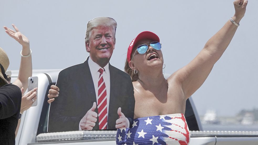 Jetzt erst recht: Auch nach dem Attentat auf Donald Trump huldigen die Fans ihrem Idol. Foto: picture alliance/dpa/South Florida Sun-Sentinel/AP/Joe Cavaretta