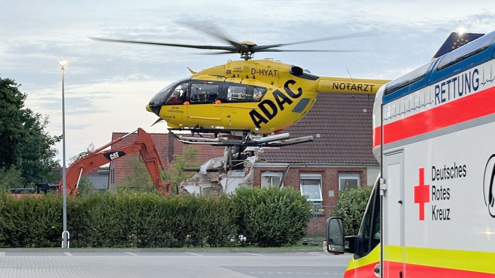 Mit dem Rettungshubschrauber, der auf dem Parkplatz des Edeka-Marktes in Ostrhauderfehn gelandet war, wurde das Unfallopfer nach Westerstede geflogen. Foto: Ammermann