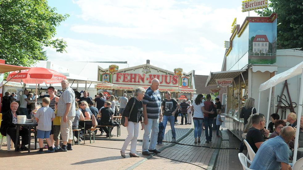 Gehört zum Müggenmarkt dazu: An den Bunden und Verzehrständen trifft man sich mit Freunden, Familie und Bekannten. Bild: Gettkowski