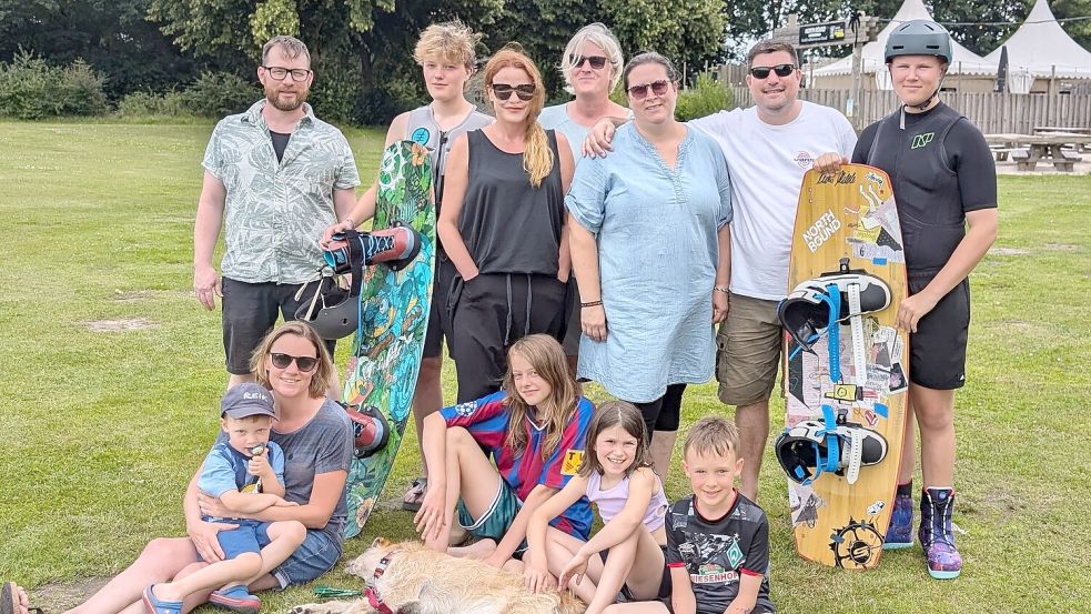 Kai Bruns (von links), Nils Stubinitzky, Katrin Schneider, Holger Stubinitzky, Tina Hofmann, Martin Hofmann, Johannes Hofmann, Jessica Landers, Reik Bruns, Annemie Stubinitzky, Anna Hofmann und Joris Bruns genießen jedes Jahr die Sonne am Auricher Badesee. Foto: Mareka Dirksen