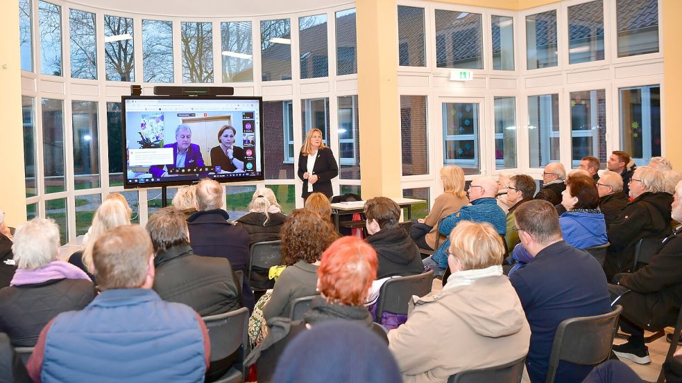 Projektvorstellung im Februar 2023. Damals hatten Hotelkettengründer Gerhard Wendl und Projektleiterin Claudia Oberhofer ihr Vorhaben erstmalig der Öffentlichkeit vorgestellt. Foto: Wagenaar/Archiv