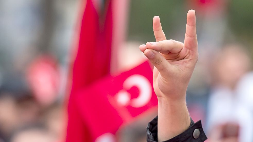 Schweigefuchs oder Wolfsgruß? Ohne Nationalflagge ist der Unterschied zwischen den Handzeichen kaum auszumachen. Foto: Peter Kneffel/dpa
