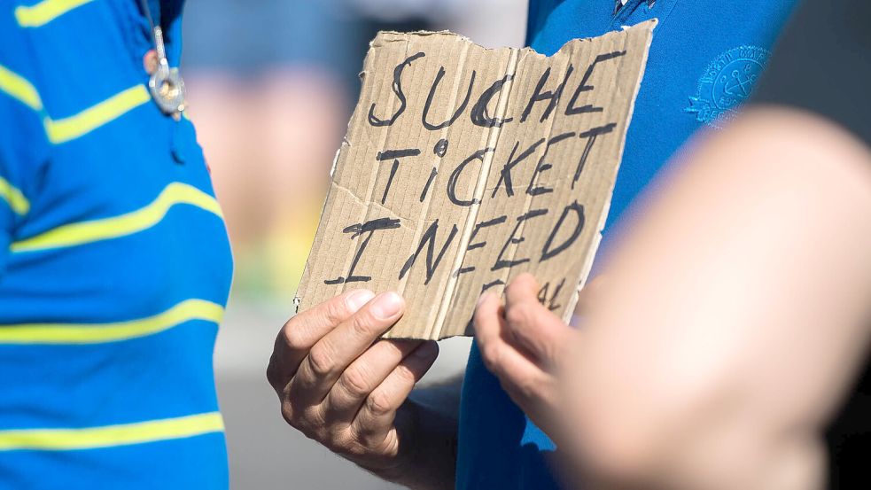 Vor den Stadien tummeln sich Banden, die verzweifelte Fußball Fans abziehen. Foto: dpa/ Lukas Schulze