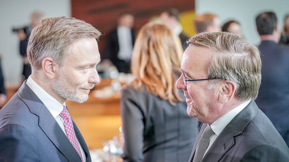 „Die Debatte um die Schuldenbremse wird wiederkommen“: die Minister Boris Pistorius (SPD, rechts) und Christian Lindner (FDP) Foto: dpa/Kay Nietfeld