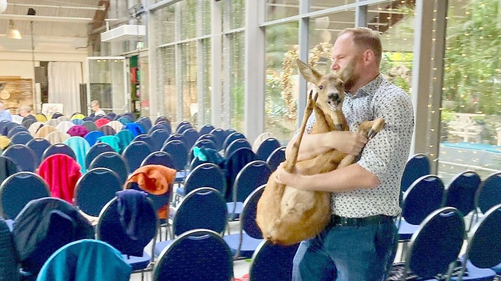 Jäger und Musikliebhaber Carsten Dirks packte das Reh mit gekonntem Griff. Foto: privat